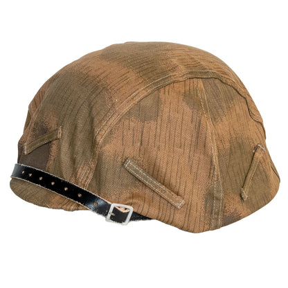 Couvre-Casque Stahlhelm Camouflage Sumpftarn monté sur un casque allemand