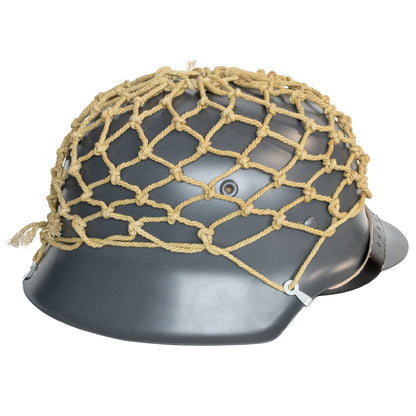 Filet pour casque allemand Stahlhelm vue monté sur un casque allemand de profil
