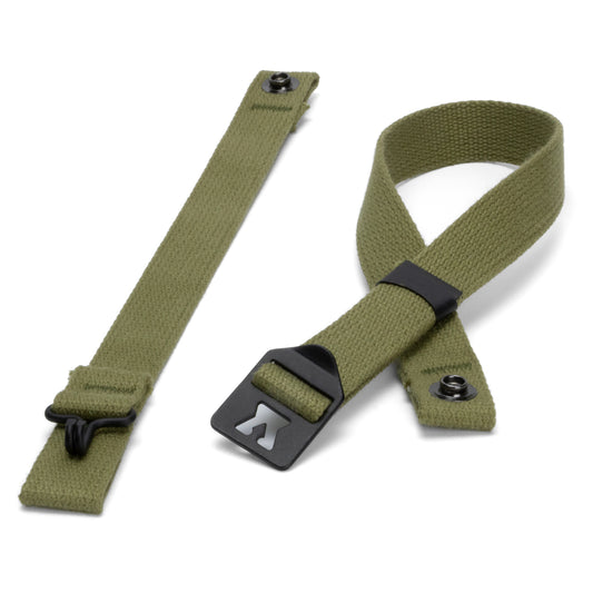 Jugulaire parachutiste M1C en toile olive résistante avec boucle métallique noire. Compatible avec les casques M1C WW2. Accessoire authentique et durable pour reconstitution ou collection.