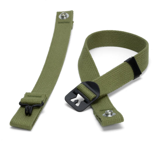 Jugulaire parachutiste M2 en toile olive résistante avec boucle métallique noire. surélevée  Compatible avec les casques M2 WW2. Accessoire authentique et durable pour reconstitution ou collection.